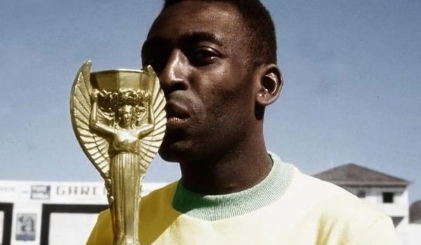 Pelé besa la Copa Jules Rimet, el trofeo original del Mundial de Fútbol de la FIFA. La copa se encuentra desaparecida desde 1983.