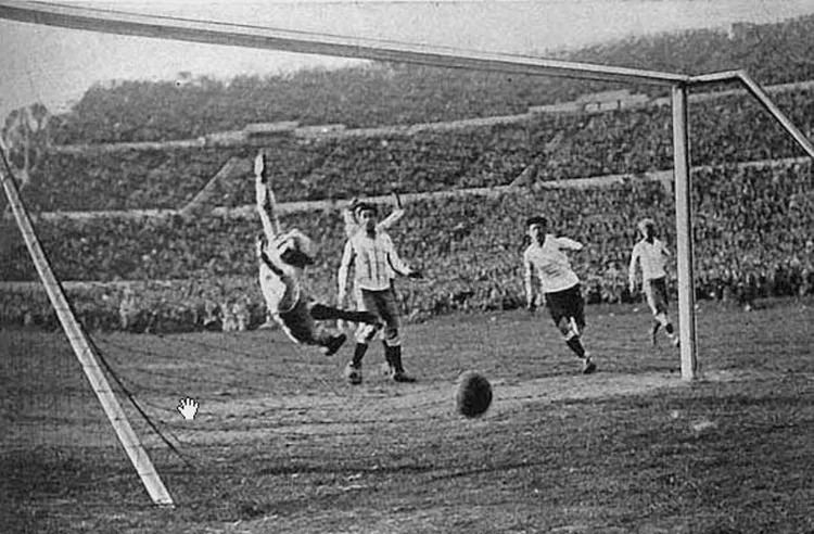 Fotografía de un gol durante la final de la Primera Copa Mundial de la FIFA.