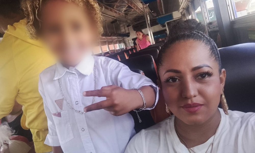 Melissa Julieth Pastran, de 33 años (a la derecha), madre del niño de 3 años identificado con las iniciales I.A.R.L. (a la izquierda), quien murió arrollado por una motociclista. Foto: Mellisa Pastran/Facebook.