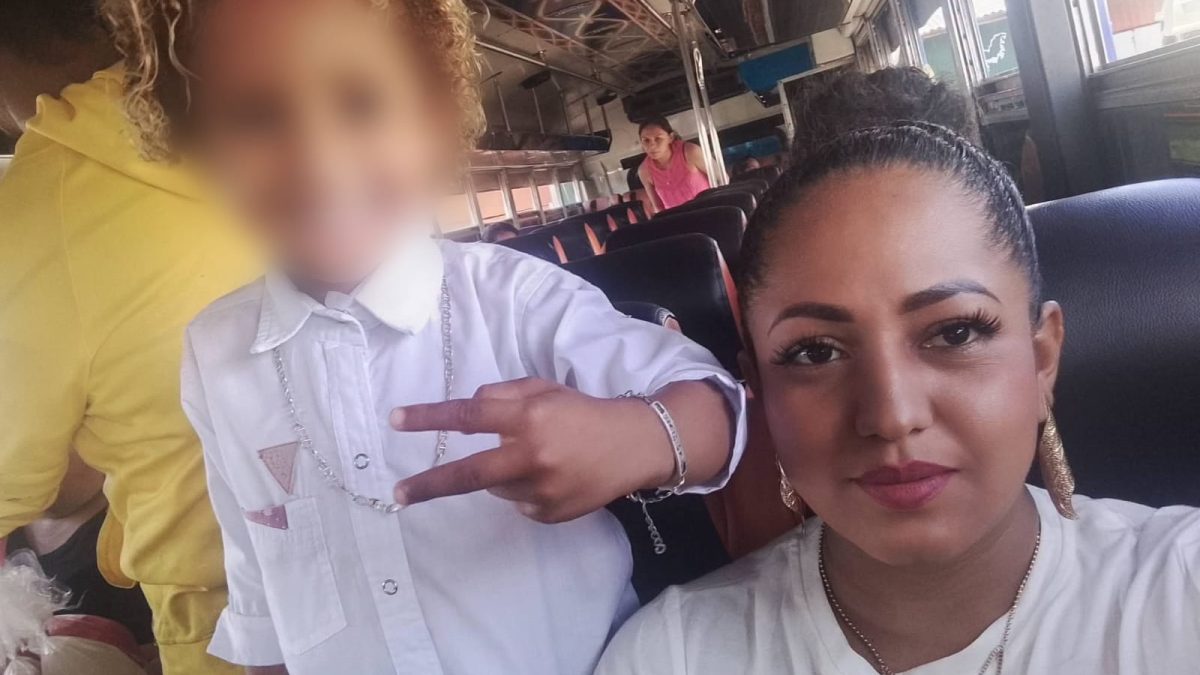 Melissa Julieth Pastran, de 33 años (a la derecha), madre del niño de 3 años identificado con las iniciales I.A.R.L. (a la izquierda), quien murió arrollado por una motociclista. Foto: Mellisa Pastran/Facebook.