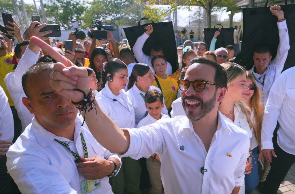 El candidato presidencial colombiano Abelardo de la Espriella, del movimiento Salvadores de la Patria, saluda a sus simpatizantes antes de votar en un colegio electoral durante las elecciones presidenciales en Barranquilla, Colombia, el 31 de mayo de 2026. Vanessa ROMERO / AFP