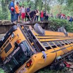 Bus se precipitó de un puente en Boaco, más de 40 personas resultaron lesionadas