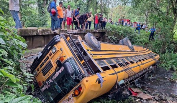 Bus se precipitó de un puente en Boaco, más de 40 personas resultaron lesionadas