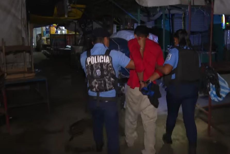 Policía captura a sujeto por agredir a su hijo e hijastro con un machete en Managua. Foto: Canal 10.