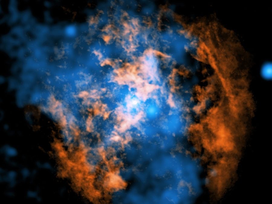 Esta imagen compuesta muestra evidencia de un viento que sopla alejándose de Sagitario A* (Sgr A*), el agujero negro supermasivo en el centro de nuestra galaxia. El punto blanco en el centro de la imagen muestra a Sgr A*. Rayos X: NASA/CXC/Northwestern Univ./M. Gorski; Radio: ESO/NAOJ/NRAO/ALMA; Procesamiento de imágenes: NASA/CXC/SAO/K. Arcand y P. Edmonds
