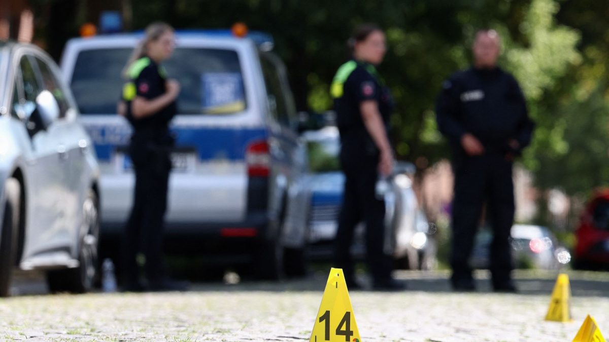 Señalizadores usados por los forenses son vistos en la escena del crimen en el pueblo de Stade, 50 km al norte de Hamburgo. Ibrahim Ot/AFP