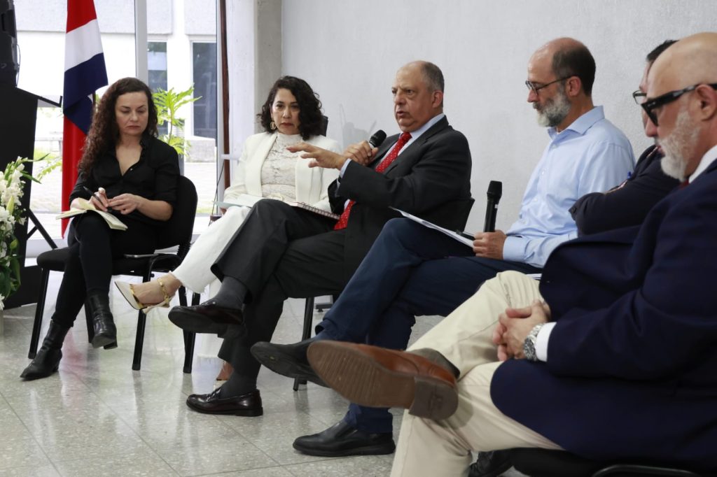 Encuentro de diversas personalidades durante la conmemoración del primer aniversario de la muerte de Roberto Samcam. LA PRENSA