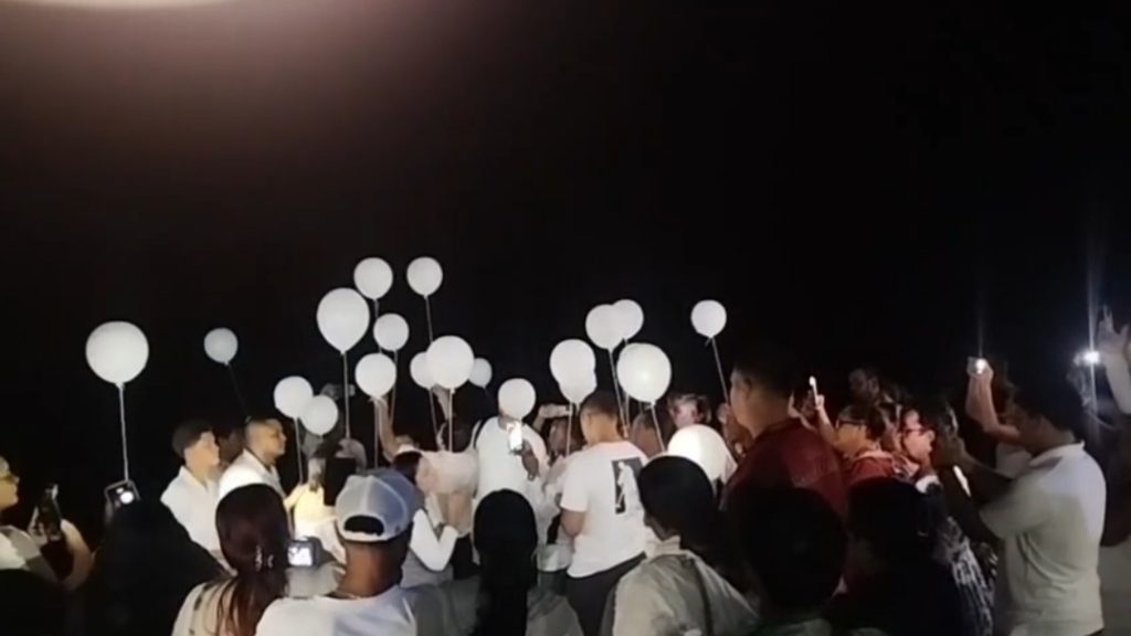 Familiares y amigos de pescadores nicaragüenses desaparecidos en Costa Rica realizan una despedida simbólica en Quepos. Foto: Griselda Baltondano/Cortesía.
