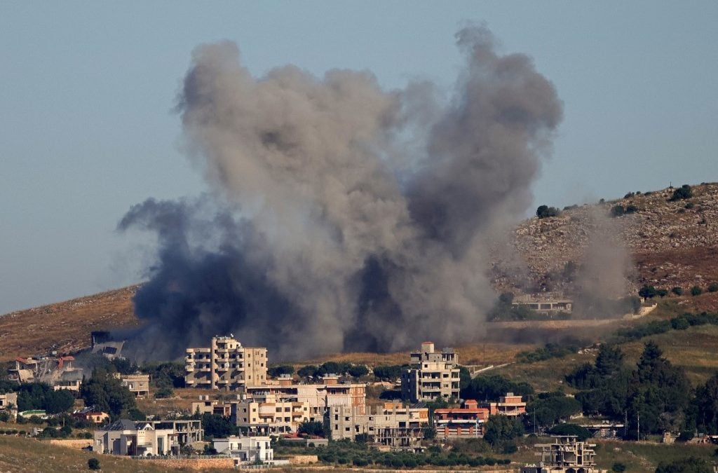 Esta fotografía, tomada desde la zona de Marjayoun, en el sur del Líbano, muestra humo elevándose desde el lugar de un ataque israelí dirigido contra la aldea de Kfar Tibnit el 3 de junio de 2026. AFP.