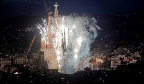 Papa León XIV bendice la torre de Jesús de la Sagrada Familia