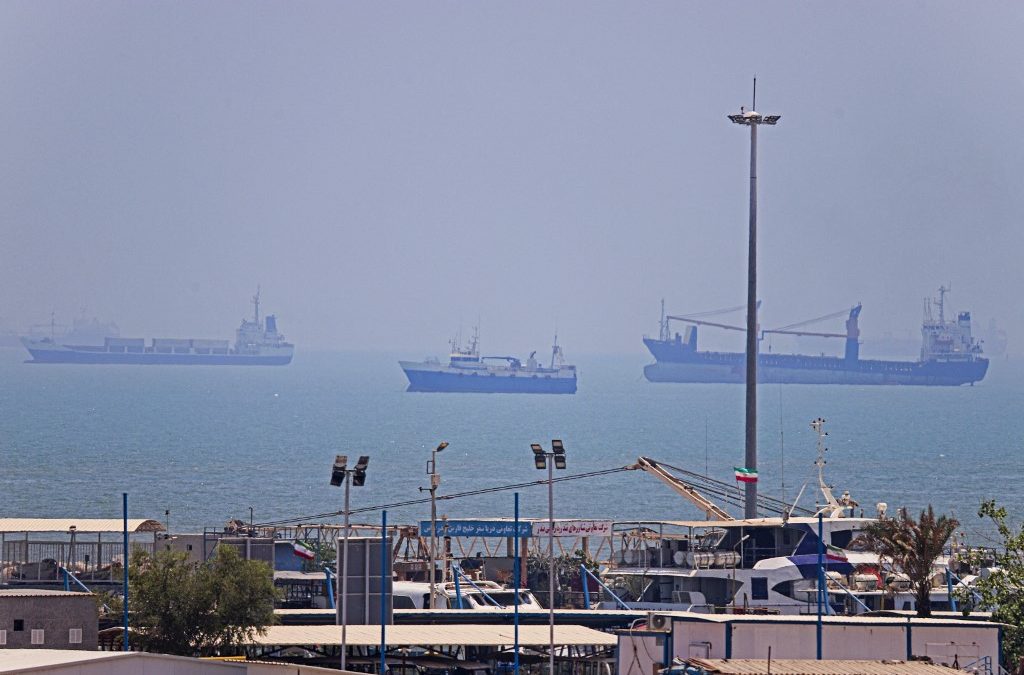 En esta fotografía, obtenida por la agencia de noticias iraní ISNA el 18 de junio de 2026, se observan buques anclados en Bandar Abbas, a lo largo del estrecho de Ormuz. AMIRHOSSEIN KHORGOOEI / ISNA / AFP
