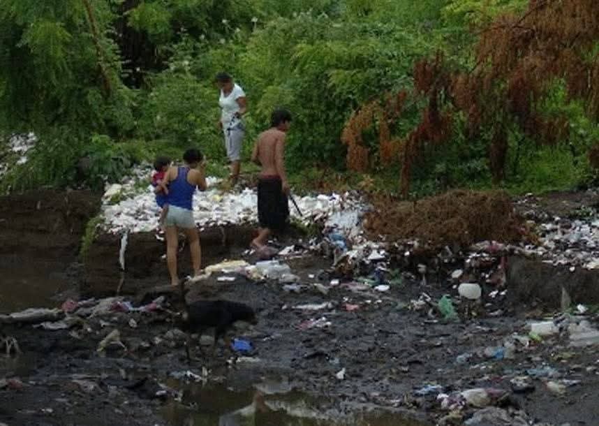 El cauce donde Ana Luisa Acuña Muñoz, de 22 años, habría lanzado su pareja, Javier de Jesús Rodríguez, de 43 años, tras una discusión. Foto: Ronald Rodríguez Solís/Facebook.