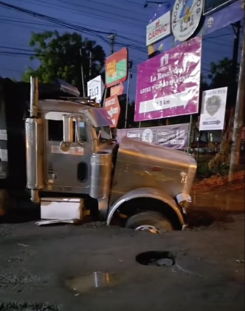 Camión atascado en carretera Masaya
