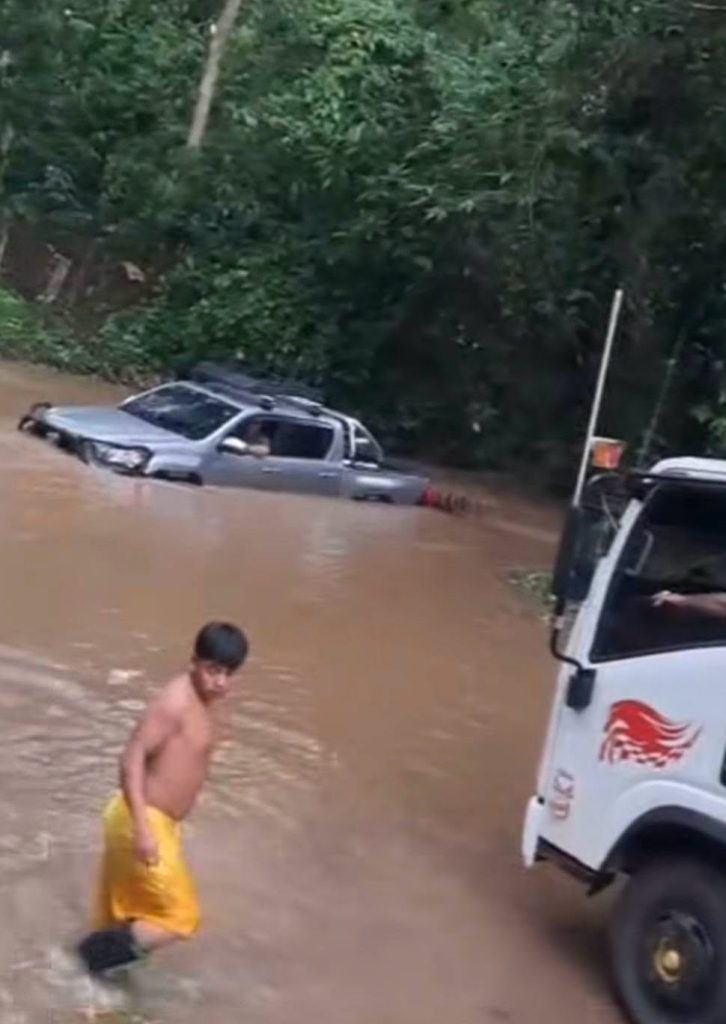 camioneta atrapada por crecida del río