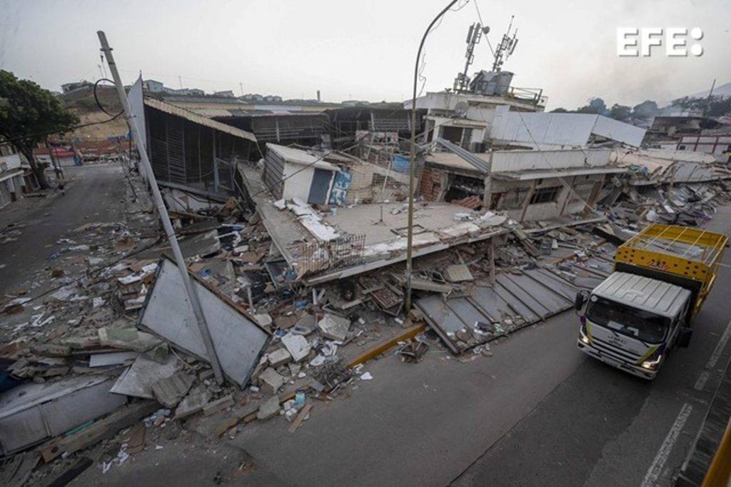 Detalle de un edificio derruido en Catia la Mar, Venezuela, mientras continúa la búsqueda entre los escombros de los edificios, este viernes. Catia La Mar es una de las ciudades más afectadas por los terremotos del miércoles pasado EFE/ Ronald Peña R