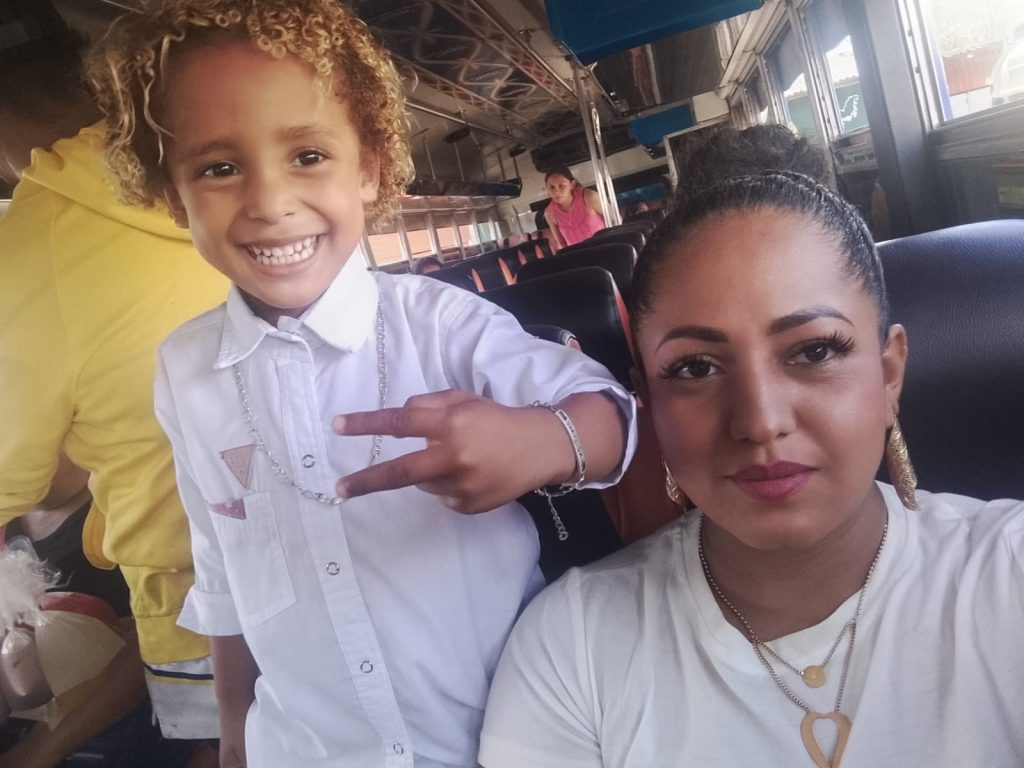 Melissa Julieth Pastran, de 33 años (a la derecha), madre de Inmer Antonio (a la izquierda), quien murió arrollado por una motociclista. Foto: Mellisa Pastran/Cortesía.