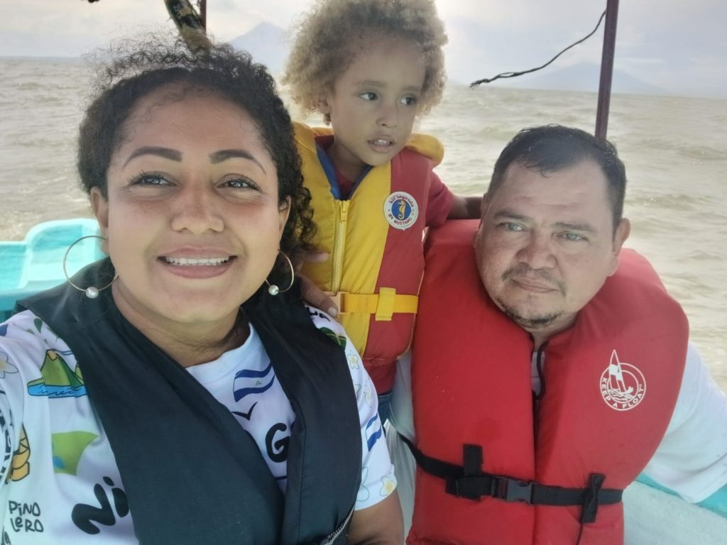 Colochito (al centro) junto a su padre ( a la derecha) y su madre (a la izquierda). Foto: Cortesía/Melissa Pastrán. 