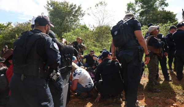 Esta imagen, difundida el 19 de junio de 2026 por Grupo Extra, muestra a miembros de un dispositivo de seguridad agachados y usando escudos para proteger a la presidenta de Costa Rica, Laura Fernández, tras una explosión ocurrida durante una visita a una zona minera ilegal en Crucitas, cerca de la frontera con Nicaragua, Costa Rica. Las fuerzas de seguridad evacuaron a la presidenta de Costa Rica, Randall SANDOVAL / GRUPO EXTRA / AFP