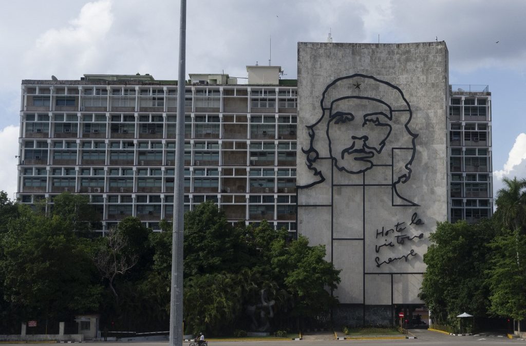 Vista del edificio del Ministerio del Interior con la imagen de Ernesto "Che" Guevara, revolucionario argentino que desempeñó un papel clave en la revolución cubana de 1959, en la Plaza de la Revolución de La Habana, el 17 de junio de 2026. Pablo PORCIUNCULA / AFP