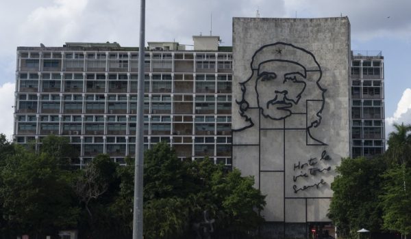 Vista del edificio del Ministerio del Interior con la imagen de Ernesto "Che" Guevara, revolucionario argentino que desempeñó un papel clave en la revolución cubana de 1959, en la Plaza de la Revolución de La Habana, el 17 de junio de 2026. Pablo PORCIUNCULA / AFP