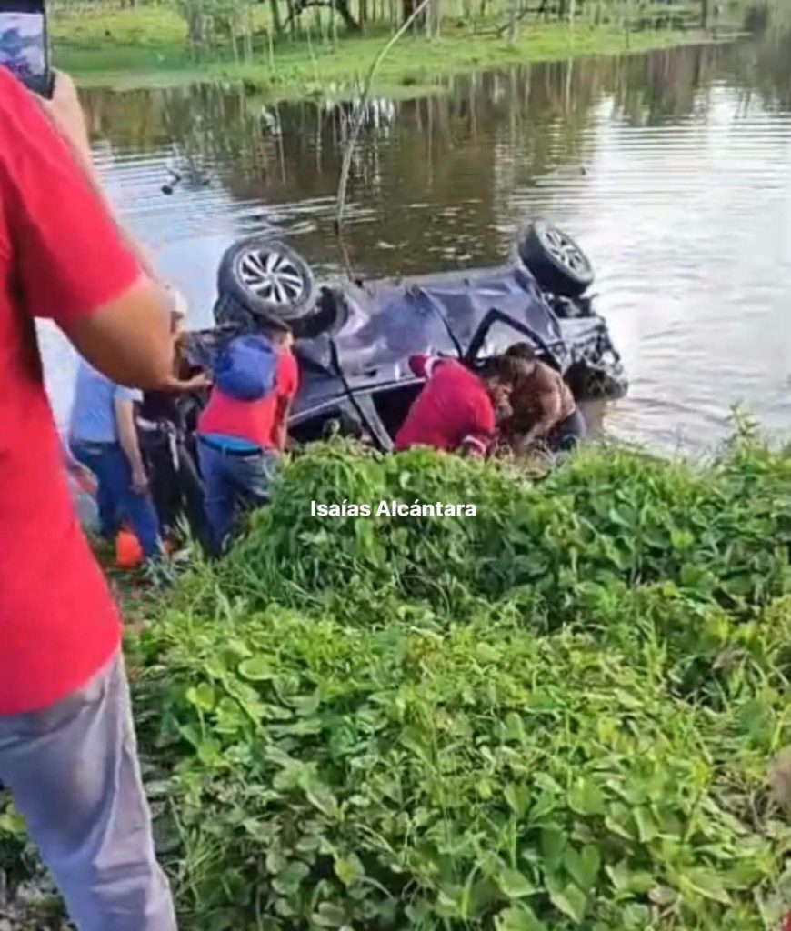 Momento en que recuperan los cuerpos de Ramón Orozco, de 52 años, y Ariana Orozco, de 19, padre e hija respectivamente. Foto: Isaías Alcántara/Facebook.