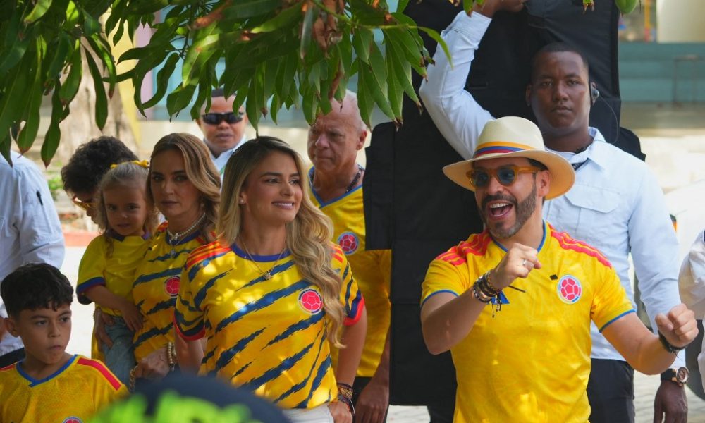 El hoy presidente electo de Colombia, Abelardo de la Espriella, junto a su familia, en un mitin de campaña. AFP