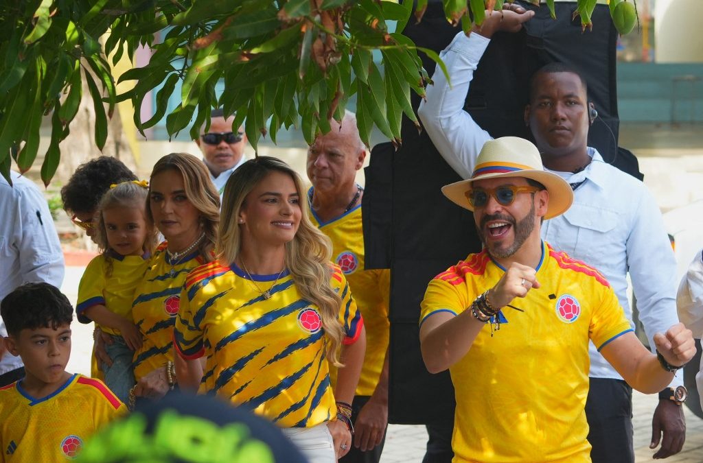 El hoy presidente electo de Colombia, Abelardo de la Espriella, junto a su familia, en un mitin de campaña. AFP