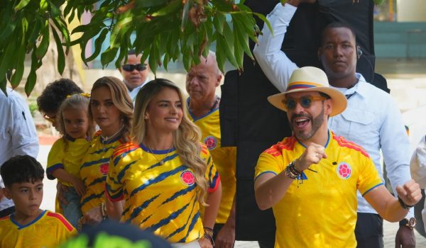 El hoy presidente electo de Colombia, Abelardo de la Espriella, junto a su familia, en un mitin de campaña. AFP
