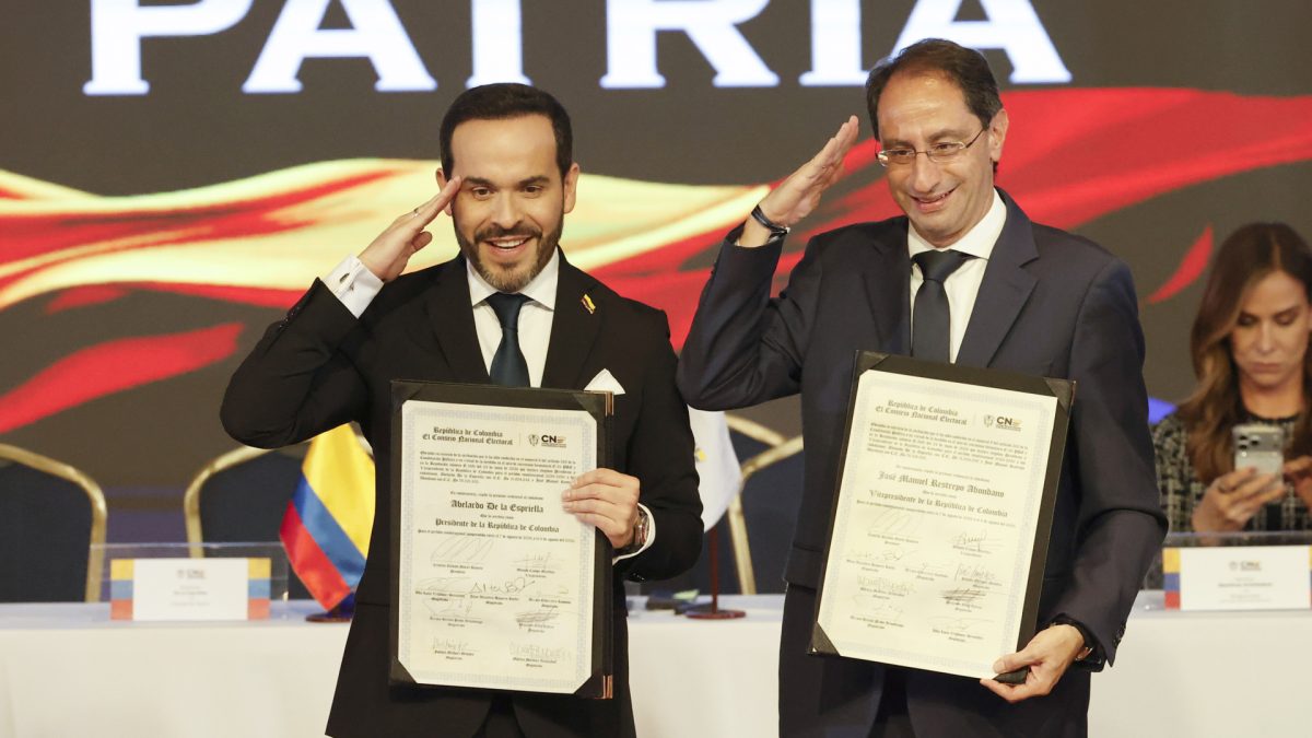 Abelardo de la Espriella (izq.) junto a su fórmula vicepresidencial, José Manuel Restrepo, durante la entrega por parte del Consejo Nacional Electoral (CNE) de sus credenciales como presidente electo y vicepresidente electo de Colombia. EFE/ Mauricio Dueñas Castañeda