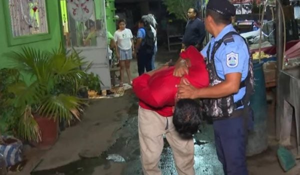 Sujeto bajo efectos del alcohol agrede con arma blanca a su hijo e hijastro en Managua