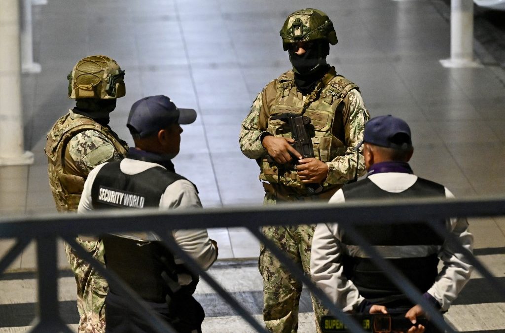Miembros del ejército y de la seguridad aeroportuaria vigilan el exterior del área de llegadas internacionales después de que un líder de una banda criminal fuera abatido a tiros en el Aeropuerto Internacional José Joaquín de Olmedo, en Guayaquil, Ecuador, el 17 de junio de 2026. El ministro del Interior de Ecuador, John Reimberg, identificó al fallecido como Carlos Suástegui, líder de la banda Las Águilas, un brazo armado del temido grupo criminal Los Choneros. MARCOS PIN / AFP