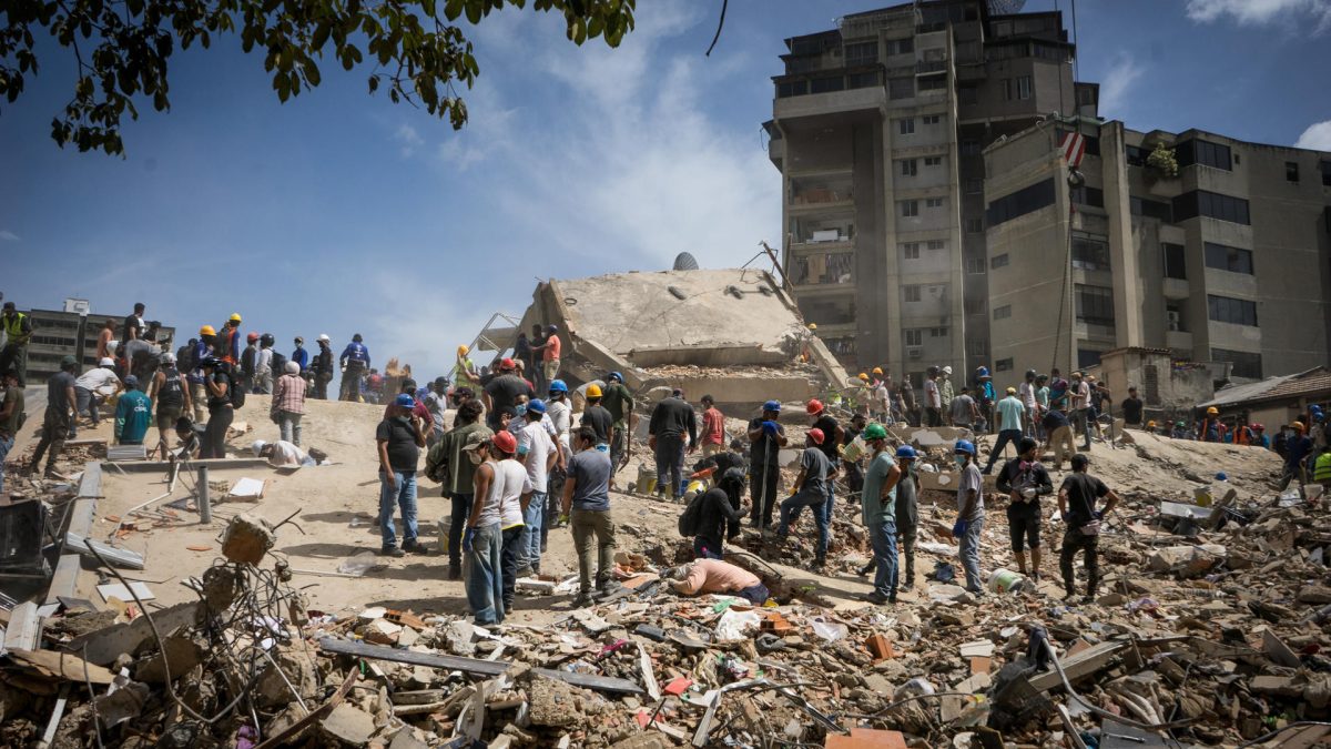 Búsqueda de sobrevivientes en Venezuela después de terremotos