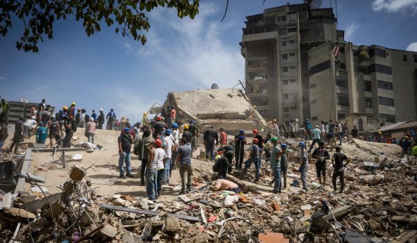 Búsqueda de sobrevivientes en Venezuela después de terremotos