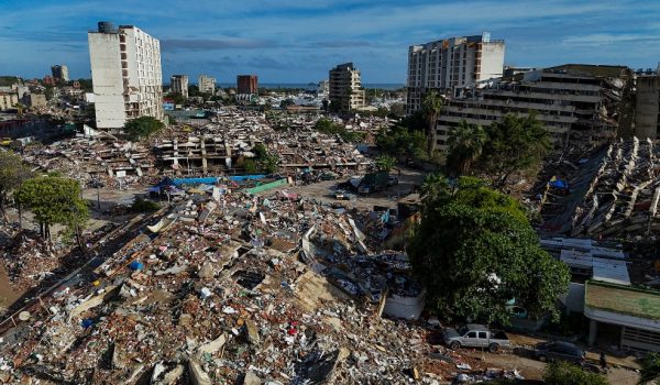 Vista aérea de edificios derrumbados en Caraballeda, estado de La Guaira, Venezuela, el 30 de junio de 2026, tras los terremotos. Decenas de miles de personas necesitan urgentemente alimentos y refugio en Venezuela debido a la devastación causada por dos fuertes terremotos que dejaron más de 1.700 muertos y 5.000 heridos, informó la ONU el 30 de junio de 2026, mientras los médicos advertían sobre posibles brotes de enfermedades. (Foto de Miguel MEDINA / AFP)