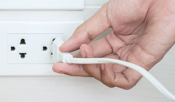 Dos capitalinos se electrocutan: uno al conectar una lavadora y otro al cargar una lámpara