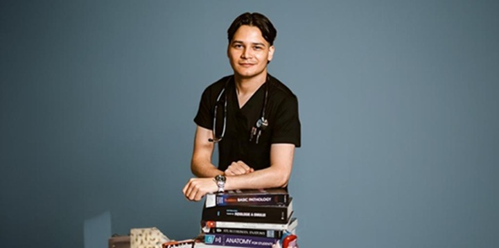 Elthon Rivera Cruz fue expulsado tres veces de la carrera de medicina por los Ortega Murillo en Nicaragua, pero logró graduarse años después en Rumania. LA PRENSA/ CORTESÍA