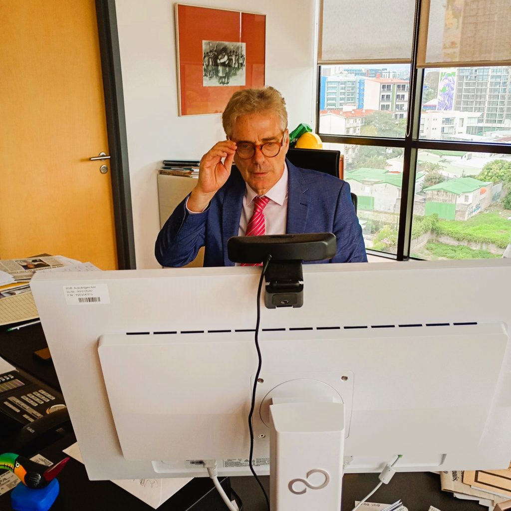 El embajador Daniel Kriener en su despacho, revisando correos. FOTO: LA PRENSA