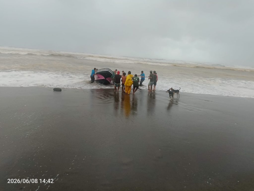 Rescatan a cinco pescadores que naufragaron en el Mar Caribe. Foto: Cortesía. 