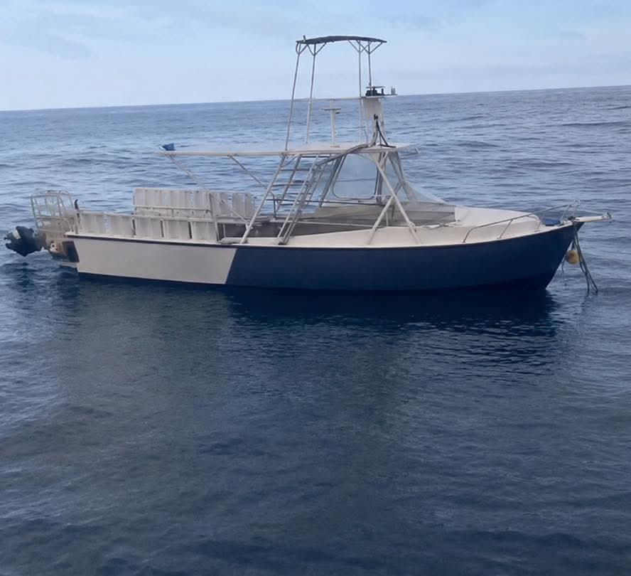 Guardacostas recuperan lancha desaparecida pero no pertenece a la embarcación de los pescadores desaparecidos en Guanacaste. Foto: Diario Noticias/Facebook.