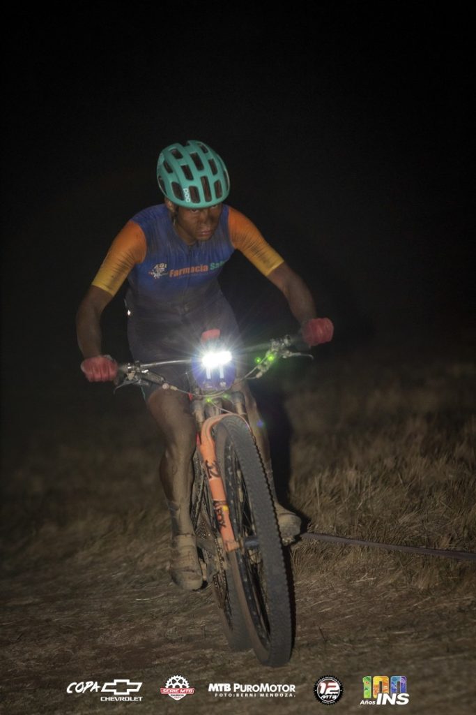 Walter Chamorro haciendo ciclismo de madrugada