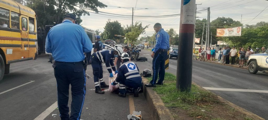 Miembros de Cruz Blanca llegaron al lugar del accidente pero la maestra ya había fallecido