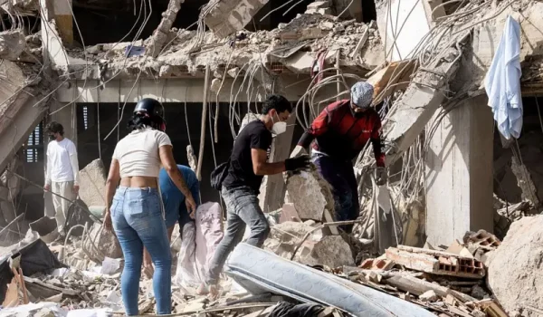 La gente busca entre los escombros sin protección, con lo que pueden. Diko Betancourt/Anadolu via Getty Images