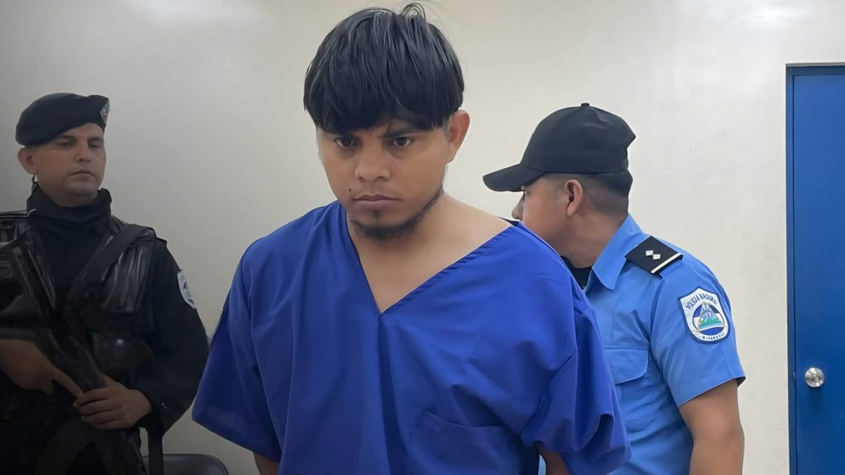 Walter Ramón Martínez Trujillo, de 33 años, es presentado como el presunto femicida de María Celesta Meza Valle, de 30. Foto: Radio 580 Nicaragua/Facebook.