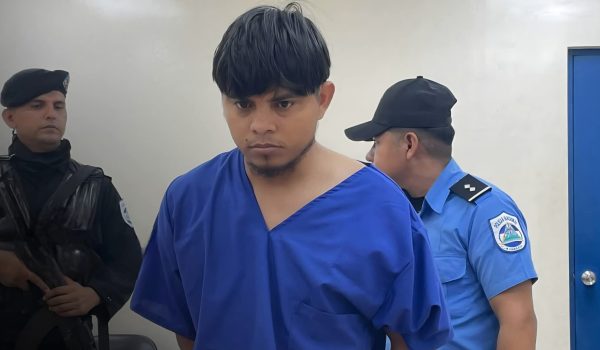Walter Ramón Martínez Trujillo, de 33 años, es presentado como el presunto femicida de María Celesta Meza Valle, de 30. Foto: Radio 580 Nicaragua/Facebook.