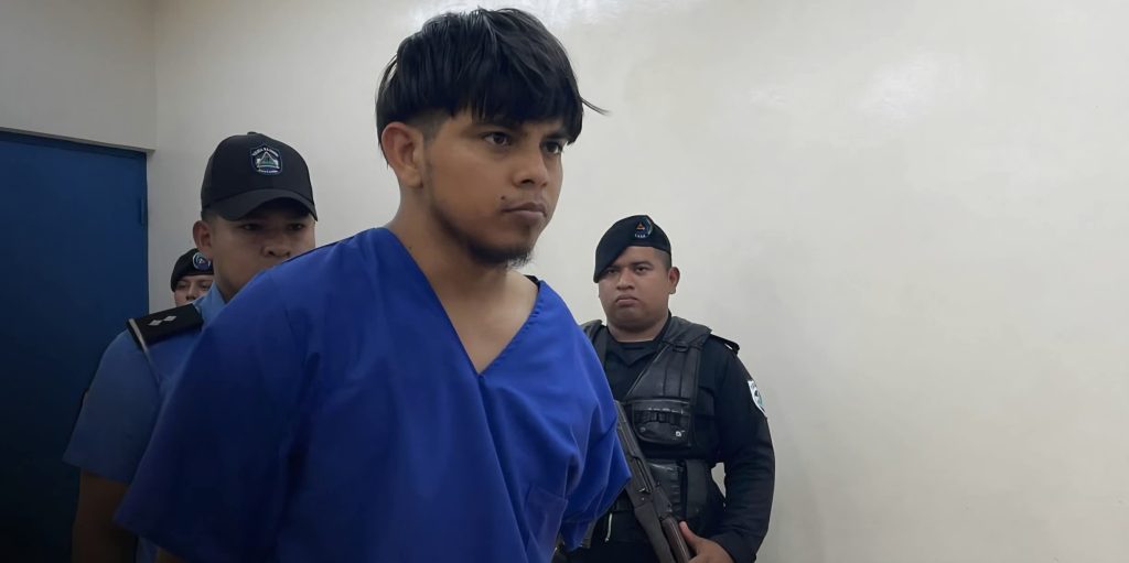 Walter Ramón Martínez Trujillo, de 33 años, es presentado como el presunto femicida de María Celesta Meza Valle, de 30. Foto: Radio 580 Nicaragua/Facebook.