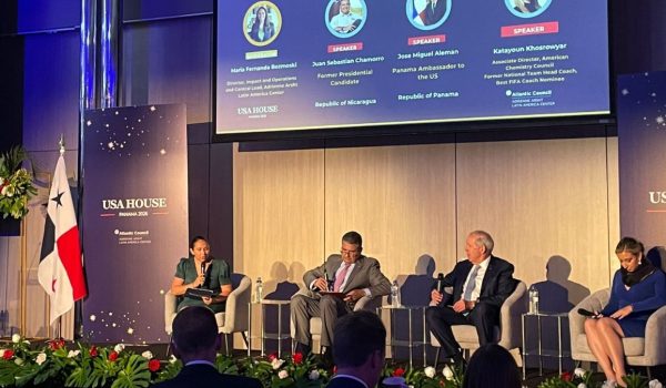 El opositor Juan Sebastián Chamorro, segundo a la izquierda en el foro “Las Américas Unidas: Afrontar Retos Comunes, Construir una Prosperidad Compartida” en Panamá. Foto: cortesía.