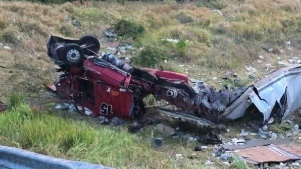 El furgón que conducía el nicaragüense Johnny Ajax Cisneros Fonseca, y murió en Hondusras. Foto: Facebook/El Referente de las Noticias en Honduras.