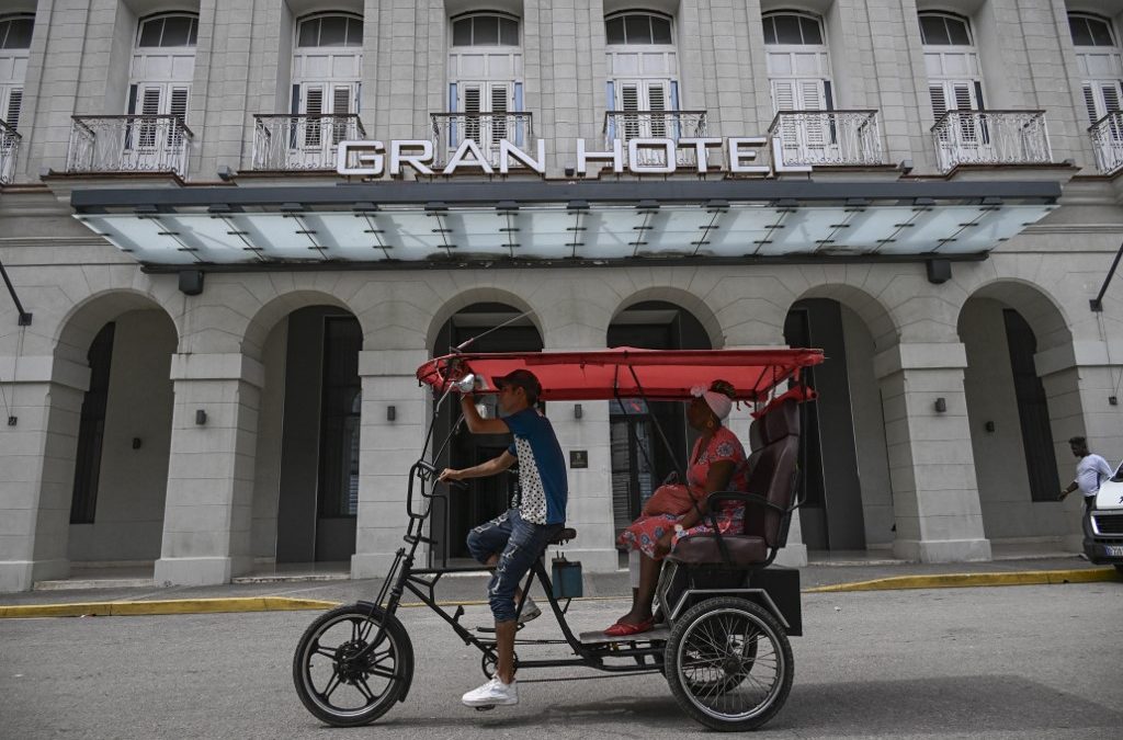 Un triciclo pasa frente al Gran Hotel Bristol en La Habana el 3 de junio de 2026. El grupo hotelero español Meliá ha dejado de gestionar 15 hoteles en Cuba que operaba en asociación con el conglomerado Gaesa, vinculado al ejército y sujeto a sanciones de Estados Unidos (Foto de YAMIL LAGE / AFP).