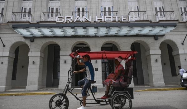 Un triciclo pasa frente al Gran Hotel Bristol en La Habana el 3 de junio de 2026. El grupo hotelero español Meliá ha dejado de gestionar 15 hoteles en Cuba que operaba en asociación con el conglomerado Gaesa, vinculado al ejército y sujeto a sanciones de Estados Unidos (Foto de YAMIL LAGE / AFP).