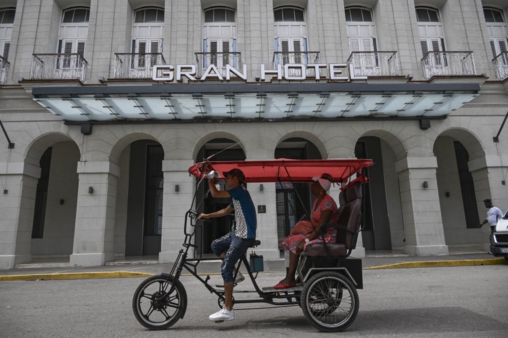 Un triciclo pasa frente al Gran Hotel Bristol en La Habana el 3 de junio de 2026. El grupo hotelero español Meliá ha dejado de gestionar 15 hoteles en Cuba que operaba en asociación con el conglomerado Gaesa, vinculado al ejército y sujeto a sanciones de Estados Unidos (Foto de YAMIL LAGE / AFP).